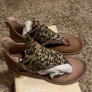 VeryG leopard sandals - Size 9. NIB